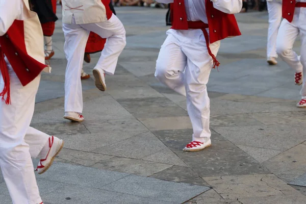Bir festivalde Bask halk dansı gösterisi