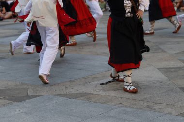 Açık hava festivalinde Bask halk dansı gösterisi