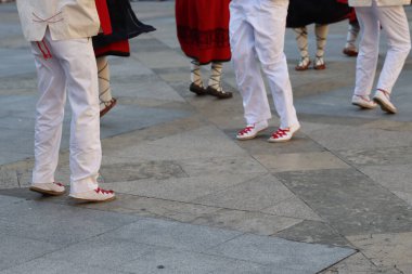 Açık hava festivalinde Bask halk dansı gösterisi