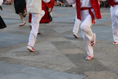 Açık hava festivalinde Bask halk dansı gösterisi
