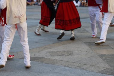 Açık hava festivalinde Bask halk dansı gösterisi