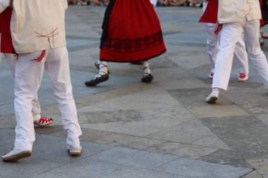 Açık hava festivalinde Bask halk dansı gösterisi