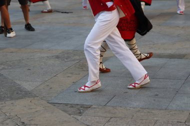 Açık hava festivalinde Bask halk dansı gösterisi