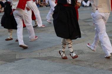 Açık hava festivalinde Bask halk dansı gösterisi