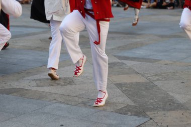 Açık hava festivalinde Bask halk dansı gösterisi