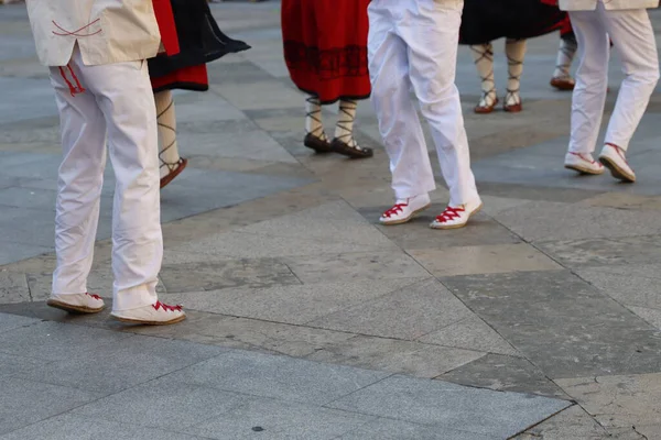 Açık hava festivalinde Bask halk dansı gösterisi