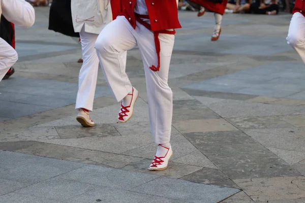 Açık hava festivalinde Bask halk dansı gösterisi