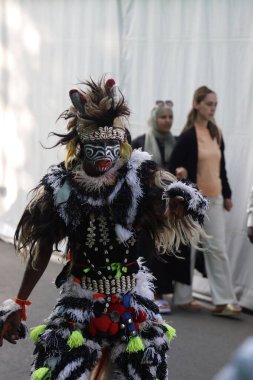 Geçit töreninde Kenyalı müzisyenler