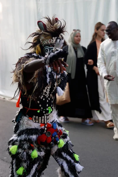 Geçit töreninde Kenyalı müzisyenler