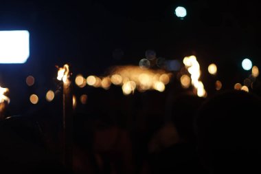 Ateşli bonlar ve havai fişeklerle dolu gece etkinliği