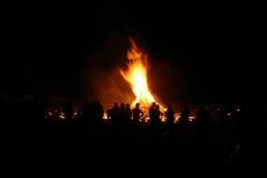 Ateşli bonlar ve havai fişeklerle dolu gece etkinliği