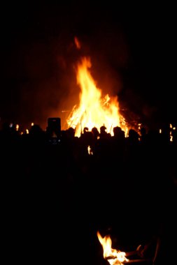 Ateşli bonlar ve havai fişeklerle dolu gece etkinliği