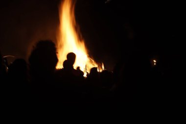 Ateşli bonlar ve havai fişeklerle dolu gece etkinliği