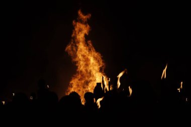 Ateşli bonlar ve havai fişeklerle dolu gece etkinliği