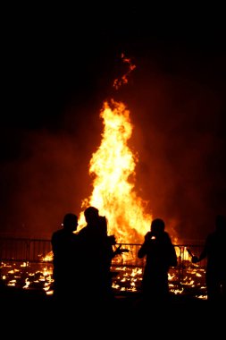 Ateşli bonlar ve havai fişeklerle dolu gece etkinliği