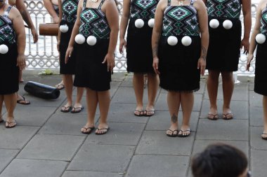 Sokaktaki Maori dansçıları
