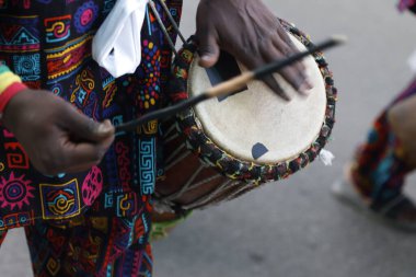 Geçit töreninde Kenyalı müzisyenler
