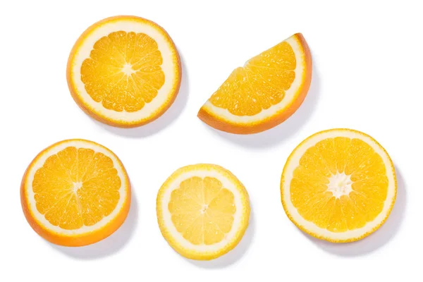 Citrus Skivor Apelsin Och Citron Hjul Isolerade Vit Fräsch Ovanifrån — Stockfoto