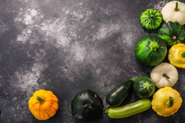 Telif alanı ve üst görünümü olan beton zemin üzerine yaz kabakları