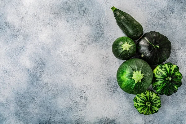 Verde Verano Squashes Concreto Lavado Telón Fondo Con Copyspace Vista — Foto de Stock