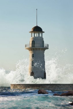 Deniz feneri dev dalga ile kaplıdır