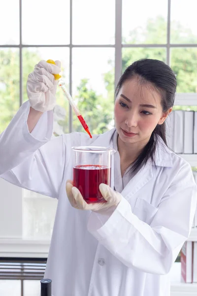 女研究员在实验室检查样品化学品. — 图库照片
