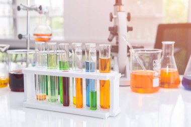 Laboratuarda masada tutucu renkli sıvılarla test tüpleri.