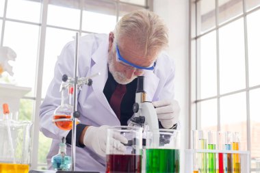 Mikroskop kullanan kıdemli bilim adamı, Laboratuvarda Test.