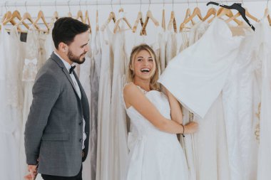 Damat gelinin gelinlik giymesine yardım ediyor. Mutlu komik.