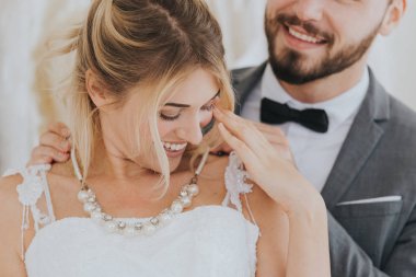 damat sürpriz giyen gelin için kolye koymak.