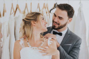 damat sürpriz giyen gelin için kolye koymak.