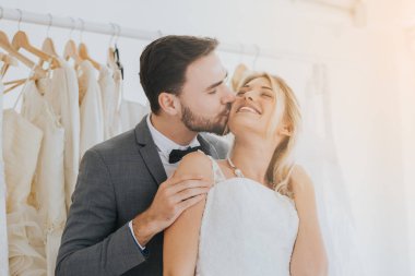 Güzel Gelin ve damat düğün stüdyosunda öpüşüyor.