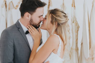 Güzel Gelin ve damat düğün stüdyosunda öpüşüyor.