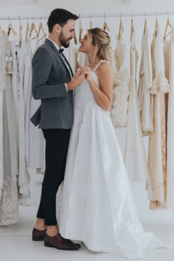 Damat ve gelin düğünde mutlu.