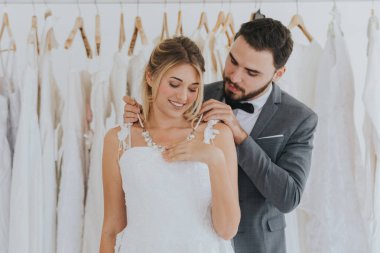 damat sürpriz giyen gelin için kolye koymak.