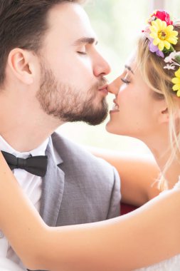  Yakın yukarı gelin ve damat yeni evli öpüşme. Düğün fotoğraf çekimi