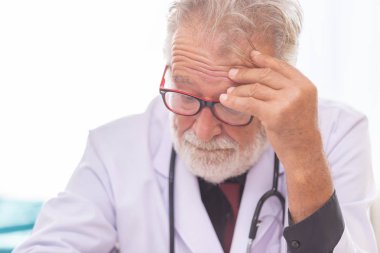 stres ile yakın çekim kıdemli doktor.