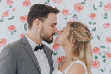 Gelin ve damat düğün stüdyosunda öpüşüyor. düğün konsepti.