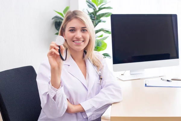 Portret pielęgniarka pokazać stetoskopy w biurze. — Zdjęcie stockowe