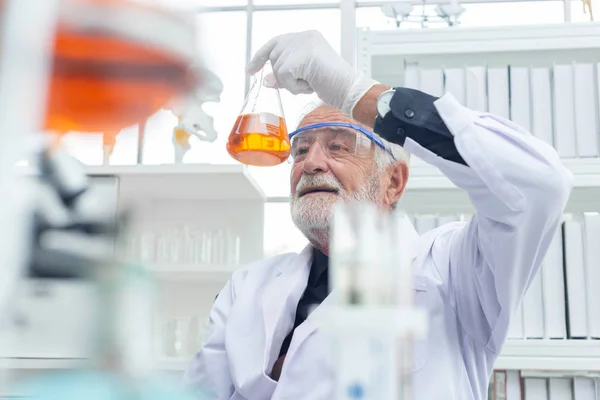 科学家高级拿着一个测试样品化学在他的手中. — 图库照片