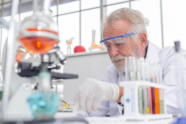 Científico senior una sustancia problema de la muestra en el laboratorio . —  Fotos de Stock