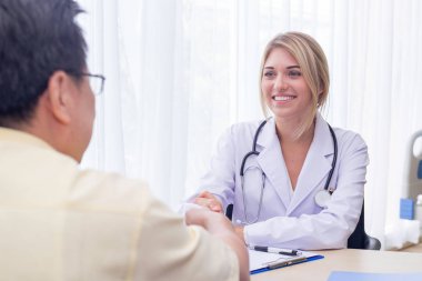 Kadın doktor ve erkek hasta el sıkışması tartıştıktan sonra