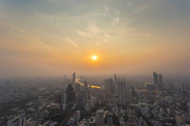 toz ile Bangkok şehir akşamı görünümü standart değeri aşıyor