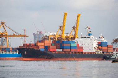 liman Endüstriyel yükleme konteynerleri Chao Phraya nehir nakliye