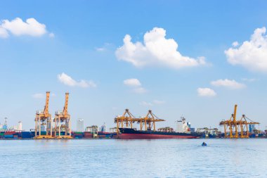 Liman bulut ve gökyüzü ile nakliye endüstriyel yükleme kapları