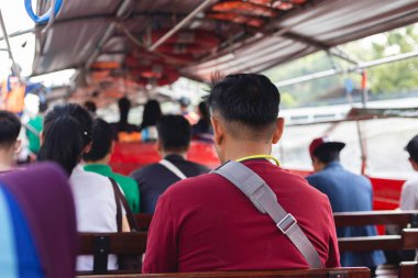 Yolcu teknesinde insanlar, Saen-Saeb kanalında kamu teknesi. Bangk