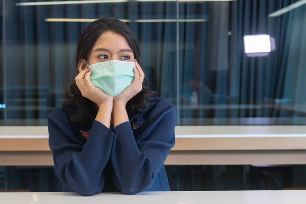 Młode Azjatyckie Kobiety Chory Noszenie Maska Ochronna Różne Zarazki Siedząc — Zdjęcie stockowe