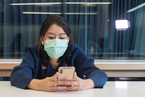 Młode Azjatyckie Kobiety Chory Noszenie Maska Ochronna Różne Zarazki Siedząc — Zdjęcie stockowe