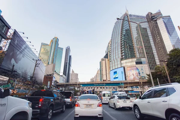 BANGKOK, TAILANDIA, 29 DE NOVIEMBRE DE 2018: atasco de tráfico en asoke Inters — Foto de Stock