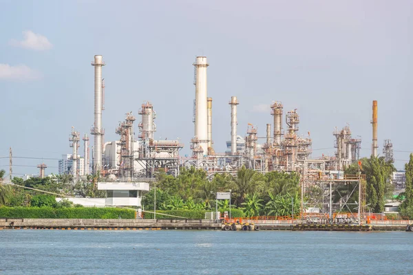 Fabbrica di raffineria di petrolio a Bangkok Thailandia. al fiume Chao Phraya . — Foto Stock